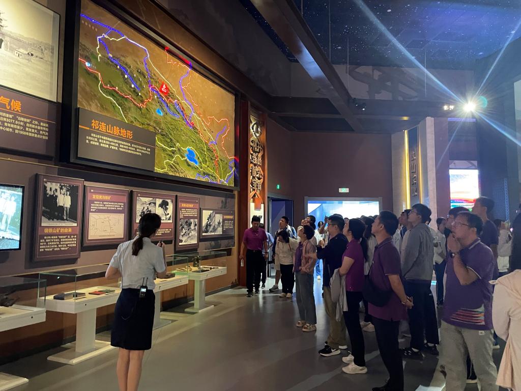 一群人在房间内玩体感游戏描述已自动生成